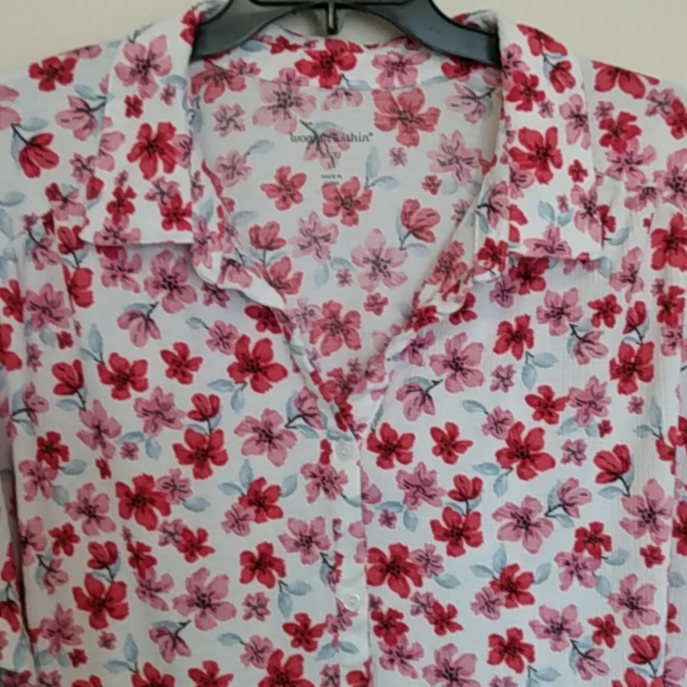 CLEARANCR Beautiful Red Floral Button-down Blouse Size 30/32 - Picture 2 of 7